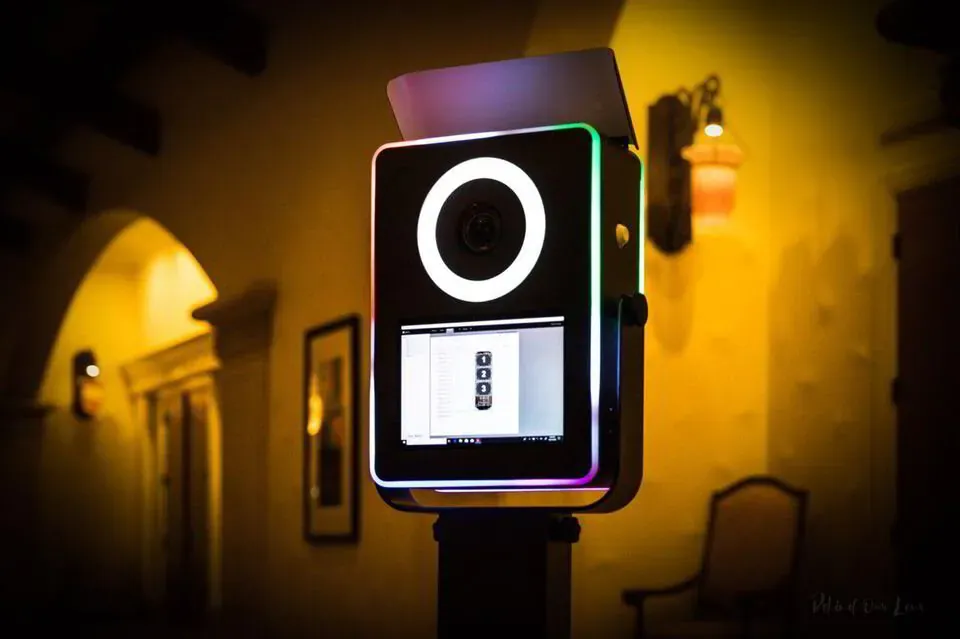 “The Classic” DSLR Photo Booth Rental